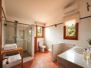 Haartrockner, Handtücher, Seife, Toilettenpapier