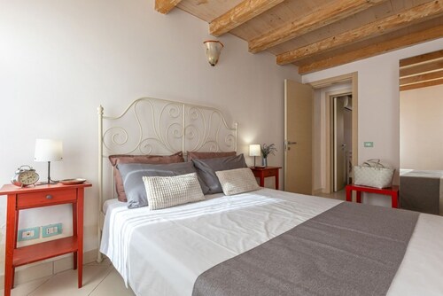 A comfortable and welcoming 75 square meters apartment with a large courtyard and private entrance, perfect for six people, located on the ground floor of a renovated historic building facing the canal (NOT accessible by car).The property enjoys an excel