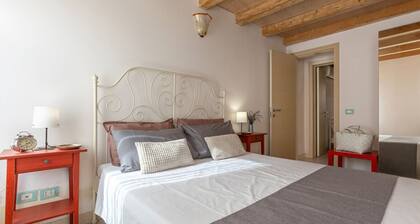 A comfortable and welcoming 75 square meters apartment with a large courtyard and private entrance, perfect for six people, located on the ground floor of a renovated historic building facing the canal (NOT accessible by car).The property enjoys an excel