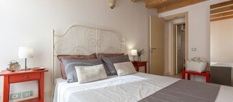 A comfortable and welcoming 75 square meters apartment with a large courtyard and private entrance, perfect for six people, located on the ground floor of a renovated historic building facing the canal (NOT accessible by car).The property enjoys an excel
