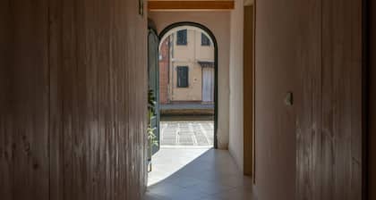 GuestHost - A comfortable and welcoming 75 square meters apartment with a large courtyard and private entrance, perfect for six people, located on the ground floor of a renovated historic building facing the canal (NOT accessible by car).The property enj
