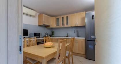 GuestHost - A comfortable and welcoming 75 square meters apartment with a large courtyard and private entrance, perfect for six people, located on the ground floor of a renovated historic building facing the canal (NOT accessible by car).The property enj