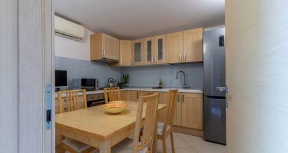 GuestHost - A comfortable and welcoming 75 square meters apartment with a large courtyard and private entrance, perfect for six people, located on the ground floor of a renovated historic building facing the canal (NOT accessible by car).The property enj