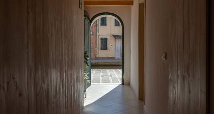 GuestHost - A comfortable and welcoming 75 square meters apartment with a large courtyard and private entrance, perfect for six people, located on the ground floor of a renovated historic building facing the canal (NOT accessible by car).The property enj