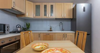 GuestHost - A comfortable and welcoming 75 square meters apartment with a large courtyard and private entrance, perfect for six people, located on the ground floor of a renovated historic building facing the canal (NOT accessible by car).The property enj