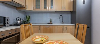GuestHost - A comfortable and welcoming 75 square meters apartment with a large courtyard and private entrance, perfect for six people, located on the ground floor of a renovated historic building facing the canal (NOT accessible by car).The property enj