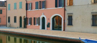 GuestHost - A comfortable and welcoming 75 square meters apartment with a large courtyard and private entrance, perfect for six people, located on the ground floor of a renovated historic building facing the canal (NOT accessible by car).The property enj