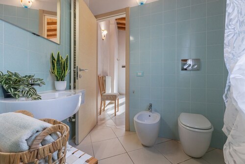 GuestHost - A comfortable and welcoming 75 square meters apartment with a large courtyard and private entrance, perfect for six people, located on the ground floor of a renovated historic building facing the canal (NOT accessible by car).The property enj
