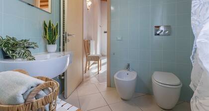 GuestHost - A comfortable and welcoming 75 square meters apartment with a large courtyard and private entrance, perfect for six people, located on the ground floor of a renovated historic building facing the canal (NOT accessible by car).The property enj
