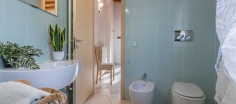GuestHost - A comfortable and welcoming 75 square meters apartment with a large courtyard and private entrance, perfect for six people, located on the ground floor of a renovated historic building facing the canal (NOT accessible by car).The property enj