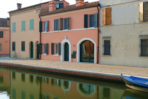 GuestHost - A comfortable and welcoming 75 square meters apartment with a large courtyard and private entrance, perfect for six people, located on the ground floor of a renovated historic building facing the canal (NOT accessible by car).The property enj