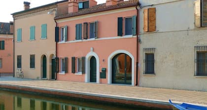 GuestHost - A comfortable and welcoming 75 square meters apartment with a large courtyard and private entrance, perfect for six people, located on the ground floor of a renovated historic building facing the canal (NOT accessible by car).The property enj