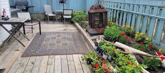 2-bedroom Beachfront Cottage - with AC, Hot Tub, Free WiFi, and Parking