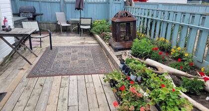 2-bedroom Beachfront Cottage - with AC, Hot Tub, Free WiFi, and Parking