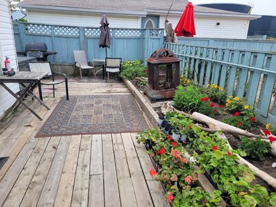 2-bedroom Beachfront Cottage - with AC, Hot Tub, Free WiFi, and Parking