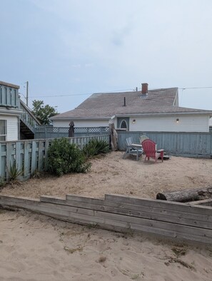 Terrace/patio - Long term only - 2BDR Beachfront Cottage - with Hot Tub, Free WiFi, and Parking (Port Stanley)