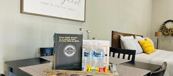 Cozy, Piney Woods Barndo Studio in Silsbee--4 minutes from town.