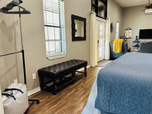 1 bedroom, iron/ironing board, WiFi, bed sheets - Cozy, Piney Woods Barndo Studio in Silsbee--4 minutes from town. (Silsbee)