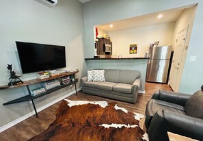 Smart TV - Cozy, Piney Woods Barndo Studio in Silsbee--4 minutes from town. (Silsbee)