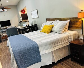 1 bedroom, iron/ironing board, WiFi, bed sheets - Cozy, Piney Woods Barndo Studio in Silsbee--4 minutes from town. (Silsbee)