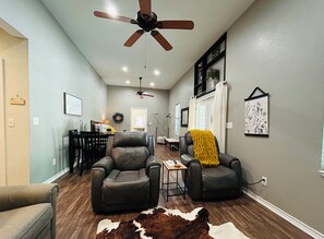 Smart TV - Cozy, Piney Woods Barndo Studio in Silsbee--4 minutes from town. (Silsbee)