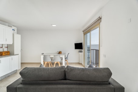 TV. Apartment 'Turandot 34' with Sea View, Balcony and Wi-Fi