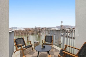 Property grounds - Penthouse River View Condo with Patio + Parking, Downtown (Nashville)