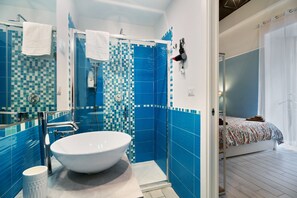 Shower, hair dryer, towels - Holiday Home 'La suite del porto antico' – Near the Port, with Balcony, Wi-Fi & Air Conditioning (Napoli)
