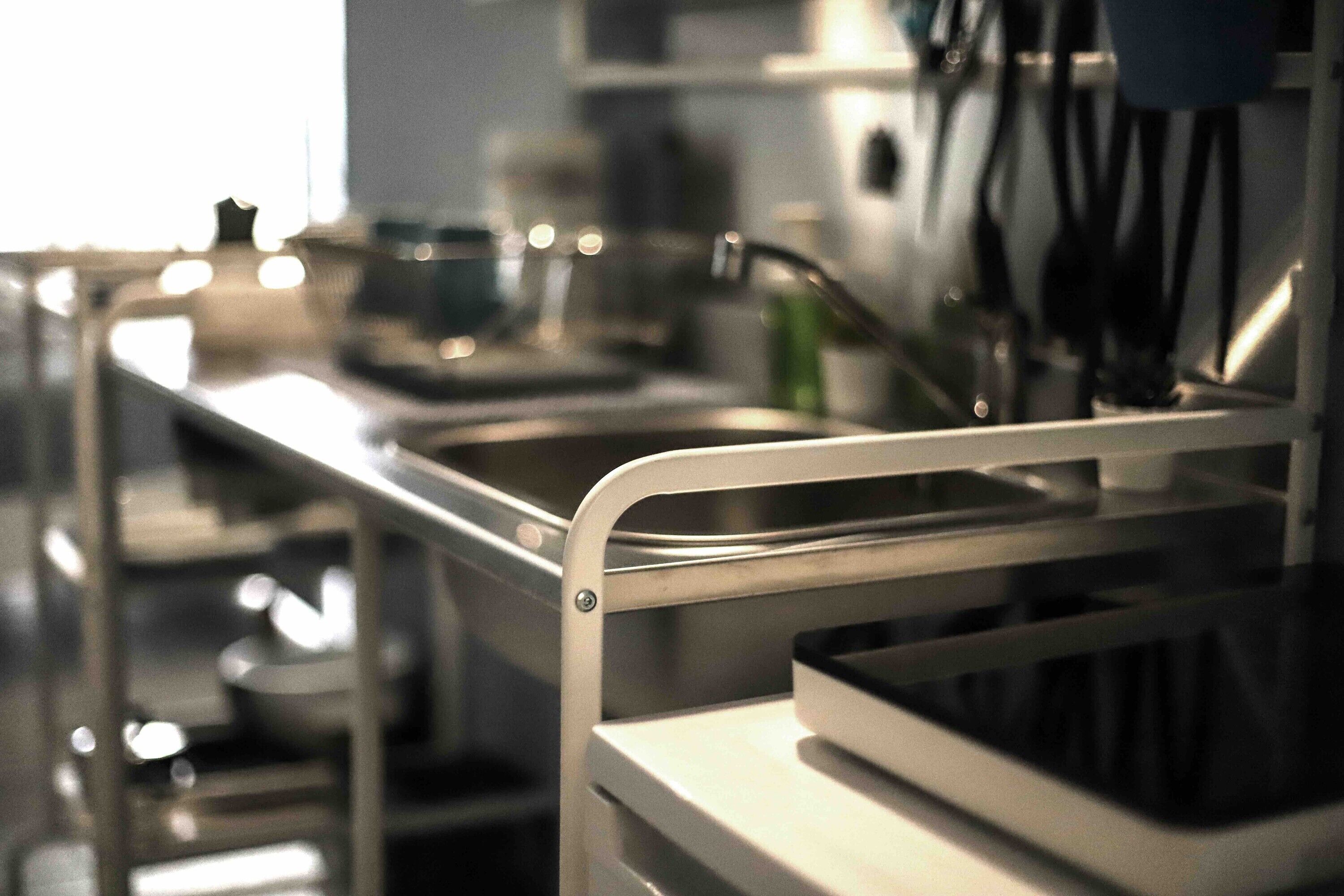 Geladeira, cooktop, cafeteira/chaleira, chaleira elétrica