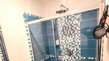 淋浴设施、吹风机、毛巾