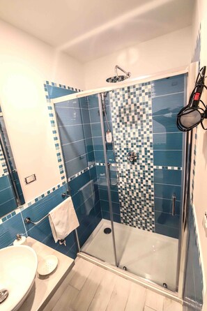 Dusche, Haartrockner, Handtücher