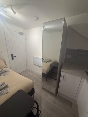 1 bedroom, WiFi, bed sheets