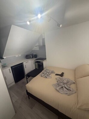 1 室のベッドルーム、WiFi、ベッドシーツ