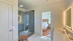 Shower, hair dryer, towels, soap - Spacious 4 bed/4bth Atlanta Townhome Retreat - Steps to Zoo & Beltline (Atlanta)