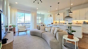 Living area - Spacious 4 bed/4bth Atlanta Townhome Retreat - Steps to Zoo & Beltline (Atlanta)