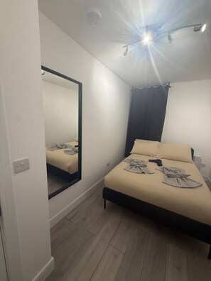 WiFi, bed sheets - Easy access to central London (Greater London)