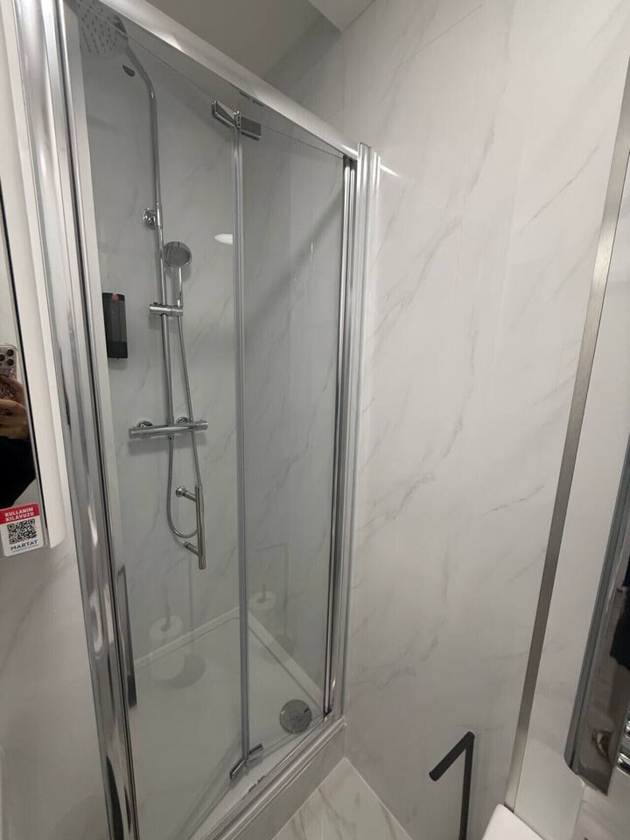 Secador de cabelo, toalhas de banho