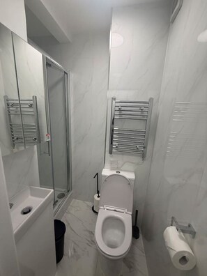 A modern bathroom with a toilet, a shower, and a sink. - Private room 5 min to Balham station (Greater London)