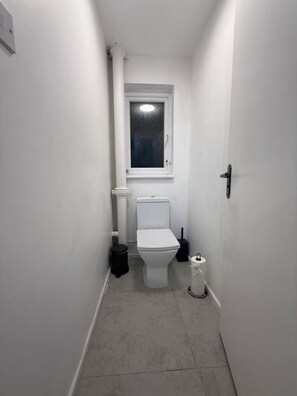Bathroom - Double Room in London SW4 Zone 2 (Greater London)