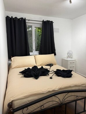 1 bedroom, iron/ironing board, WiFi, bed sheets - Local London Double Room (Greater London)