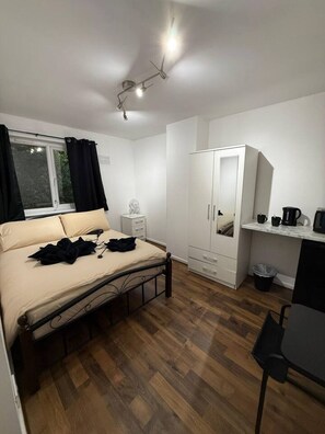 1 bedroom, iron/ironing board, WiFi, bed sheets - Local London Double Room (Greater London)