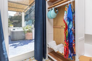 Appartamento Luxury, 2 camere da letto | Una cassaforte in camera, una scrivania, ferro/asse da stiro