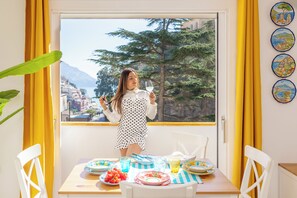 Appartamento Luxury, 2 camere da letto | Area soggiorno | TV a schermo piatto 32 pollici con canali digitali