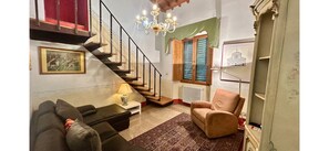 Living area - Perfect 3-bedroom apartment with AC in quaint Firenze neighborhood (Firenze)