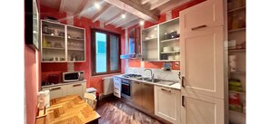 Private kitchen - Perfect 3-bedroom apartment with AC in quaint Firenze neighborhood (Firenze)