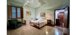 3 bedrooms, iron/ironing board, WiFi, bed sheets - Perfect 3-bedroom apartment with AC in quaint Firenze neighborhood (Firenze)