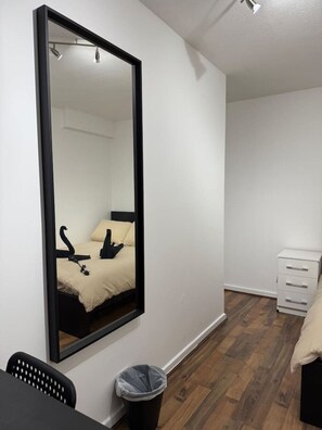 1 dormitorio, tabla de planchar con plancha, wifi y ropa de cama