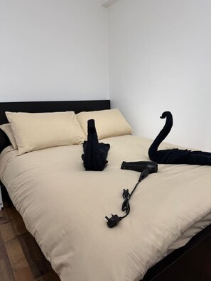 1 dormitorio, tabla de planchar con plancha, wifi y ropa de cama
