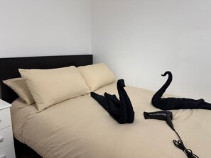 1 bedroom, iron/ironing board, WiFi, bed sheets - London Clapham Room - Local (Greater London)