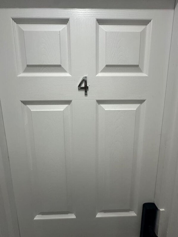 A white door with a number 4 sign. - Battersea Park London room (Greater London)